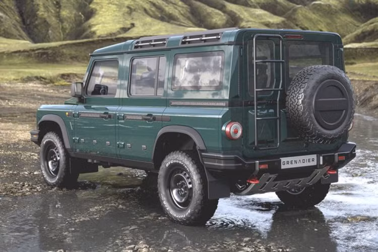 Thời điểm mẫu này ra mắt phiên bản thử nghiệm vào năm 2020, Ineos và hãng xe đồng hương Jaguar Land Rover đã xảy ra tranh chấp liên quan đến quyền sở hữu thiết kế. Tháng 8/2020, Land Rover bị tuyên thua kiện ngay tại quê nhà.