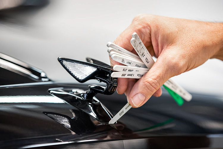 Trong quá khứ, một phiên bản cũ hơn của Flying B đã bị ngừng sản xuất vào những năm 1970 khi các quy định mới cấm trang trí mui xe. Vào năm 2006, Flying B đã trở lại với cơ chế có thể thu vào cơ bản hơn cho các mẫu Azure và Brooklands.