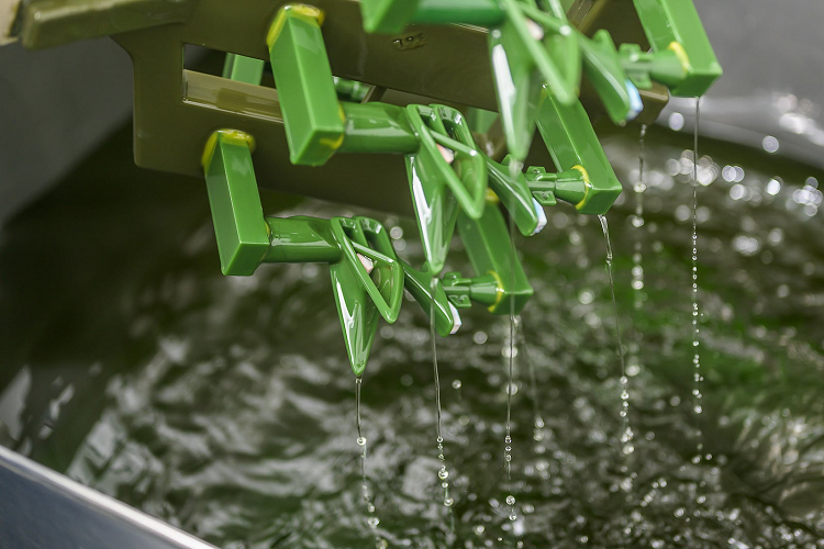 Quy trình kéo dài 11 tuần cực kỳ phức tạp đối với một bộ phận nhỏ như vậy gồm việc bọc logo bằng sáp trong nhiều lớp dung dịch gốm mịn, nung nóng thép không gỉ 316 nóng chảy đến hơn 2.900 độ F và một vài bước nữa trước khi gửi đi đánh bóng thủ công.