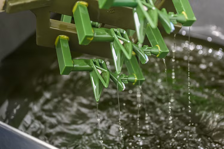 Quy trình kéo dài 11 tuần cực kỳ phức tạp đối với một bộ phận nhỏ như vậy gồm việc bọc logo bằng sáp trong nhiều lớp dung dịch gốm mịn, nung nóng thép không gỉ 316 nóng chảy đến hơn 2.900 độ F và một vài bước nữa trước khi gửi đi đánh bóng thủ công.