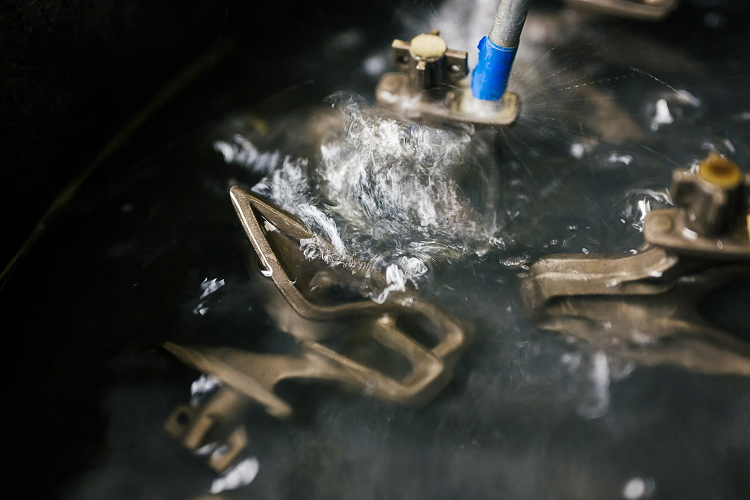 Logo được đúc bằng phương pháp cầu kỳ, thường mất nhiều thời gian nhưng mang lại kết quả là các bộ phận có bề mặt hoàn thiện tốt hơn, các chi tiết mỏng hơn và tinh tế hơn thành phẩm được tạo thành bằng phương pháp phun cát.