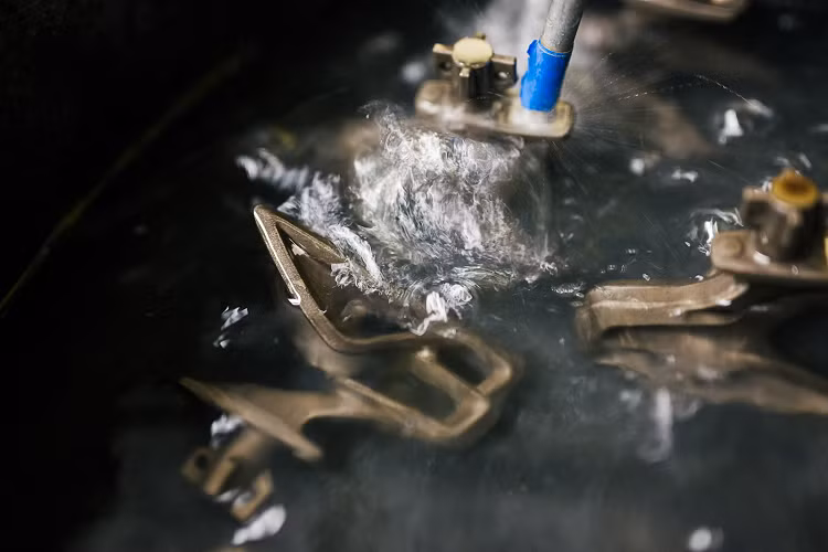 Logo được đúc bằng phương pháp cầu kỳ, thường mất nhiều thời gian nhưng mang lại kết quả là các bộ phận có bề mặt hoàn thiện tốt hơn, các chi tiết mỏng hơn và tinh tế hơn thành phẩm được tạo thành bằng phương pháp phun cát.