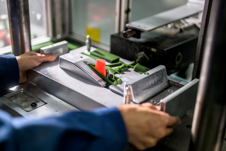 Logo mới nhất được trang bị cho Flying Spur Mulliner là logo đầu tiên có trang bị điện, logo đầu tiên có cánh acrylic trong suốt, logo đầu tiên có tấm che thay thế khi đóng và là logo đầu tiên được chiếu sáng bên trong. Những khách hàng đặt mua Flying Spur sedan tiêu chuẩn có thể trang bị linh vật mới dưới dạng tùy chọn.