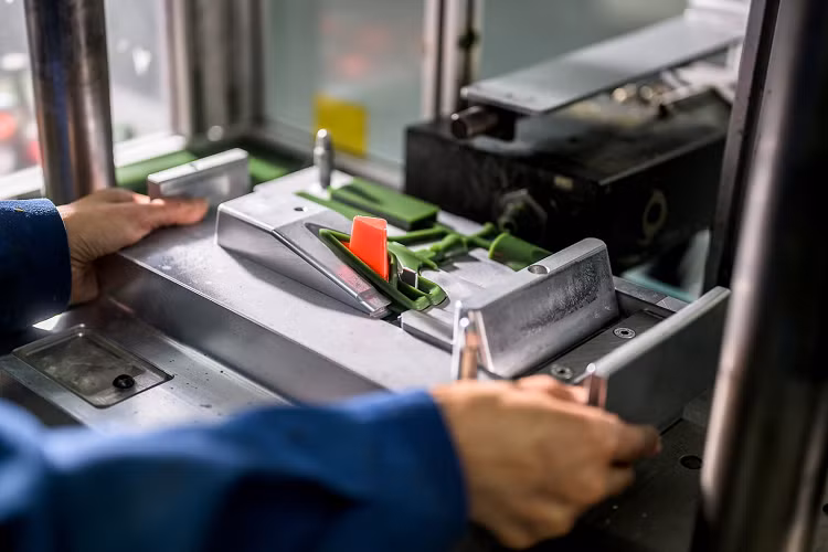 Logo mới nhất được trang bị cho Flying Spur Mulliner là logo đầu tiên có trang bị điện, logo đầu tiên có cánh acrylic trong suốt, logo đầu tiên có tấm che thay thế khi đóng và là logo đầu tiên được chiếu sáng bên trong. Những khách hàng đặt mua Flying Spur sedan tiêu chuẩn có thể trang bị linh vật mới dưới dạng tùy chọn.