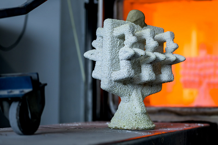 Logo Flying B được đánh bóng thủ công để có lớp hoàn thiện như gương hoặc màu đen bóng tùy theo lựa chọn của người dùng.