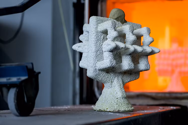 Logo Flying B được đánh bóng thủ công để có lớp hoàn thiện như gương hoặc màu đen bóng tùy theo lựa chọn của người dùng.