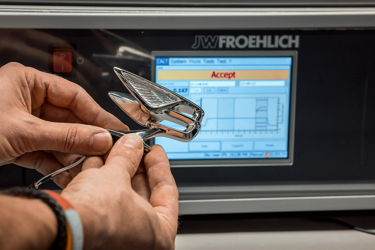 Logo Flying B cho Bentley Flying Spur 2022 đại diện cho một tiêu chuẩn mới về thiết kế và độ chính xác kỹ thuật cao, đồng thời thể hiện đẳng cấp của một chiếc xe siêu sang hàng đầu thế giới.