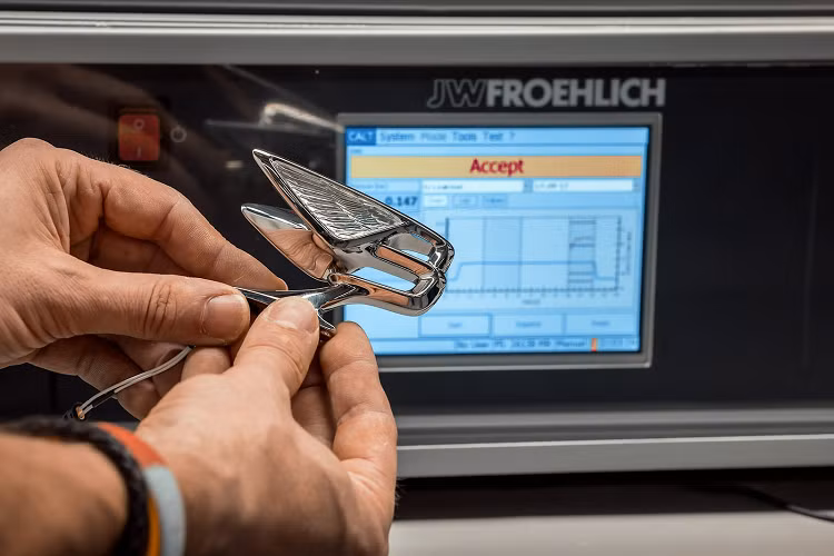 Logo Flying B cho Bentley Flying Spur 2022 đại diện cho một tiêu chuẩn mới về thiết kế và độ chính xác kỹ thuật cao, đồng thời thể hiện đẳng cấp của một chiếc xe siêu sang hàng đầu thế giới.