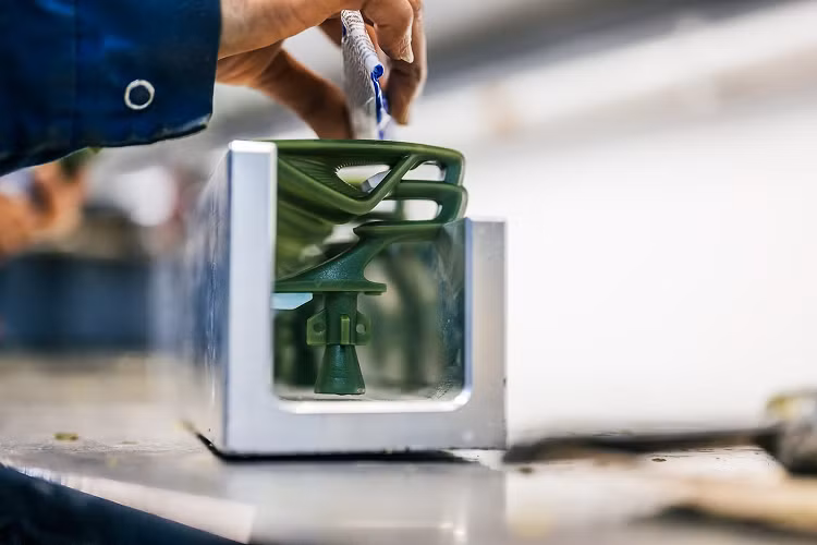 Điều đáng kinh ngạc là 97% khách hàng của Bentley Flying Spur siêu sang muốn có linh vật sáng bóng trang trí cho xe của họ và nhóm khách hàng đặc biệt này sẽ cảm thấy bối rối nhất nếu logo này không nổi bật.