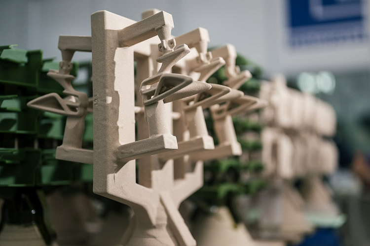 Phần logo này được đúc nguyên khối bằng inox 316 cao cấp. Với cấu trúc tinh thể austenit, phần logo này không chỉ đẹp mắt mà còn bền và có thể chịu được nhiệt độ khắc nghiệt đồng thời chống ăn mòn. Để hoàn thiện một chiếc logo này cần mất tới tổng cộng 11 tuần để sản xuất.