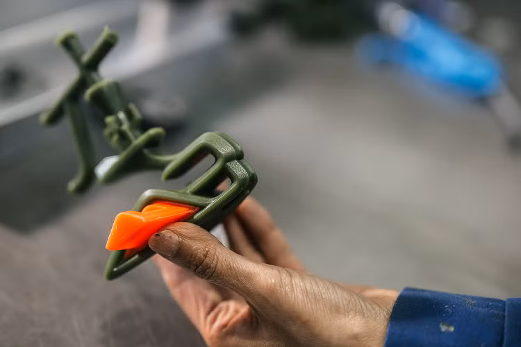 Những thay đổi đối với logo dùng cho Flying Spur mới và nhiều thay đổi đầu tiên đã được giới thiệu cho thiết kế Flying B mới được chọn từ danh sách các thiết kế nội bộ.