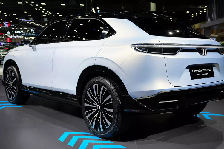 Cụm đèn định vị sắc nét kéo dài hết đầu xe, gương chiếu hậu mỏng, mái nổi thời trang, dàn mâm đa chấu cầu kỳ. Sau xe cũng có dải đèn LED chạy ngang cốp với thiết kế đơn giản mà đẹp mắt. Cản sau gọn gàng... Chưa rõ Honda SUV e: Prototype và HR-V EV tương lai sẽ dùng động cơ nào nhưng có nhiều dự đoán cho hệ truyền động của dòng này.