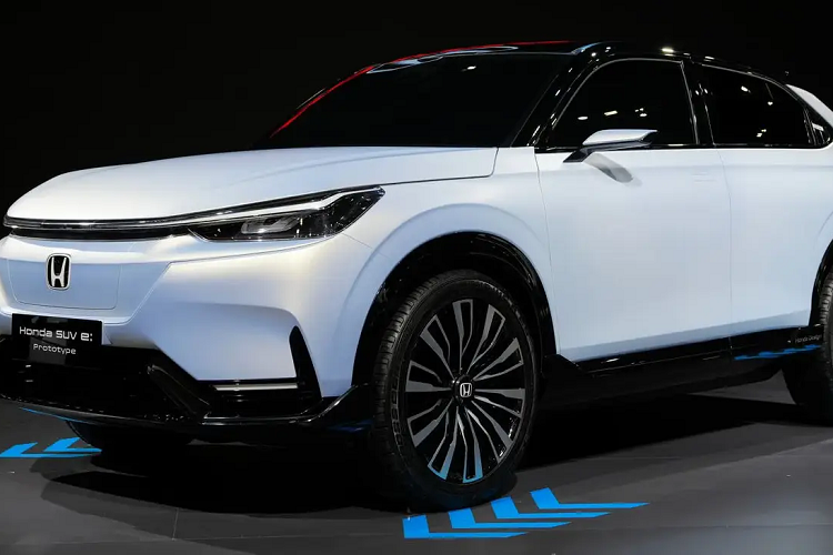 Chiếc xe Honda SUV e: Prototype tại Thái Lan có hình dáng cơ bản giống như Honda HR-V thế hệ mới. Mặc dù có những đặc điểm không thể nhầm lẫn của một chiếc xe điện như lưới tản nhiệt khép kín, khe sạc, nó vẫn mang những nét thiết kế khá hấp dẫn.