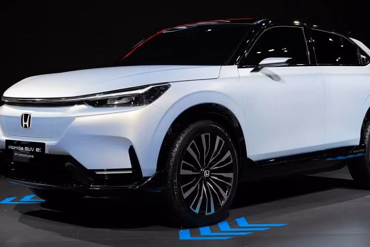 Chiếc xe Honda SUV e: Prototype tại Thái Lan có hình dáng cơ bản giống như Honda HR-V thế hệ mới. Mặc dù có những đặc điểm không thể nhầm lẫn của một chiếc xe điện như lưới tản nhiệt khép kín, khe sạc, nó vẫn mang những nét thiết kế khá hấp dẫn.