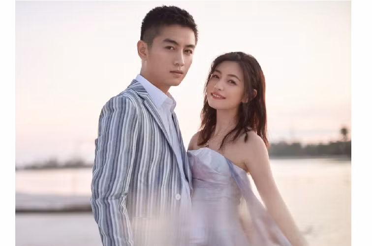 Theo Trần Nghiên Hy, tài tử Năm ấy hoa nở trăng vừa tròn giúp cô chăm con, dọn dẹp nhà cửa và nấu ăn. "Anh ấy là người ngoài lạnh, trong nóng. Không chỉ lo chuyện bên ngoài, Trần Hiểu còn phụ tôi cáng đáng việc nhà. Anh ấy là người chồng tốt", Trần Nghiên Hy chia sẻ.