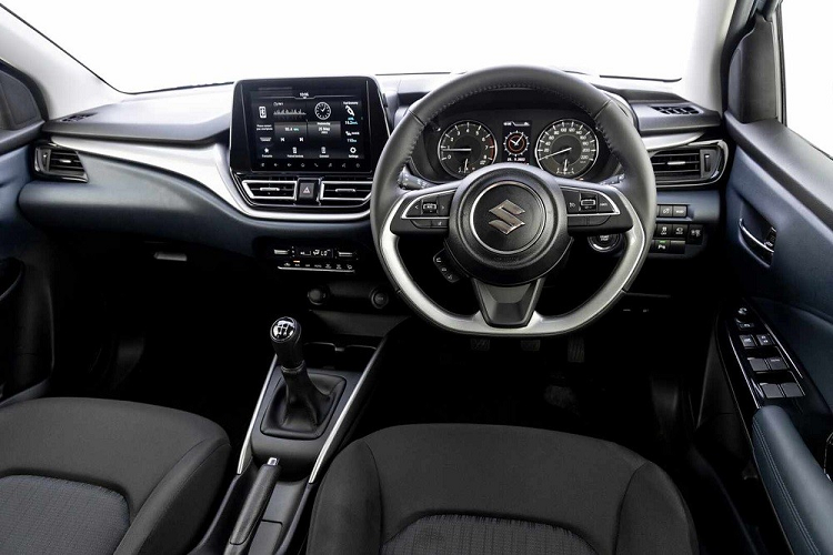 Suzuki Baleno 2022 cũng sở hữu phong cách thiết kế mới với lưới tản nhiệt tổ ong màu đen, đi kèm viền mạ crôm, đèn pha mới tích hợp 3 đèn LED định vị ban ngày, nắp ca-pô hình vỏ sò phẳng hơn.