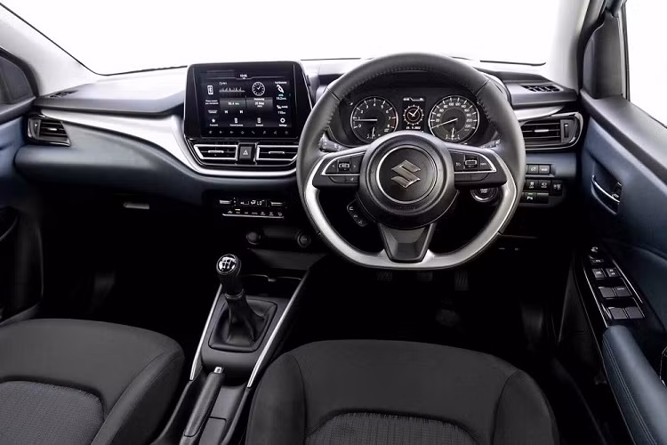 Suzuki Baleno 2022 cũng sở hữu phong cách thiết kế mới với lưới tản nhiệt tổ ong màu đen, đi kèm viền mạ crôm, đèn pha mới tích hợp 3 đèn LED định vị ban ngày, nắp ca-pô hình vỏ sò phẳng hơn.