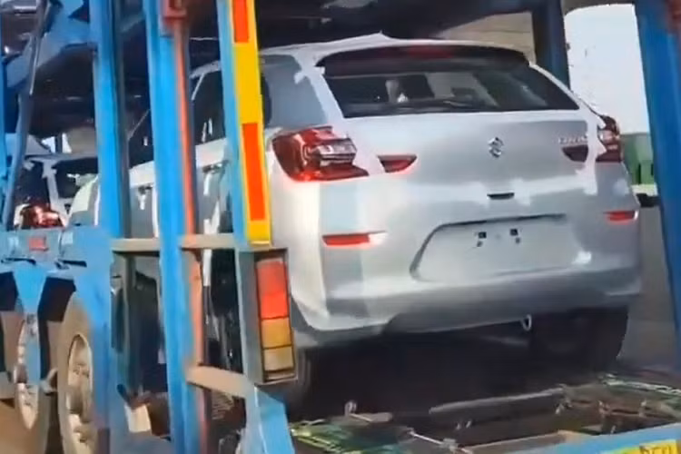 Trong khi đó, hệ thống đèn LED từ trước ra sau, vành hợp kim 16 inch, tay nắm cửa mạ crôm, tính năng mở cửa không cần chìa khóa, màn hình hiển thị thông tin trên kính lái, màn hình thông tin giải trí dạng cảm ứng 9 inch.