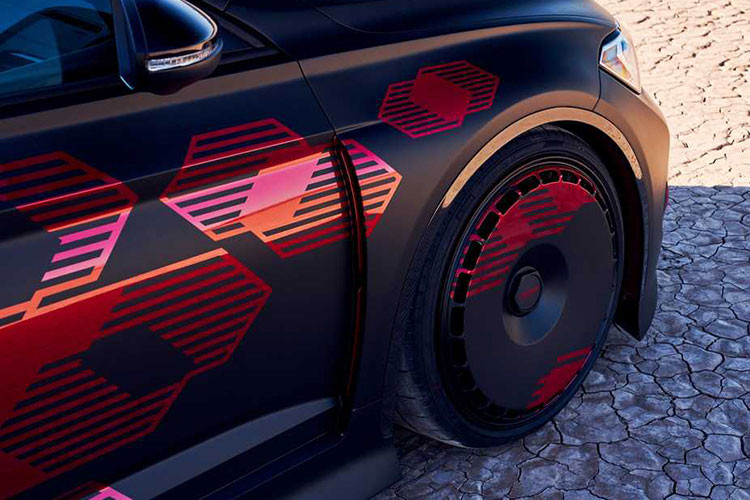 Chiếc xe đã được trang bị bộ widebody với chắn bùn thông gió rộng hơn 20 mm so với phiên bản thông thường. Vẻ ngoài của xe trở nên dữ dằn hơn nhờ phần cản trước được thiết kế lại, hốc gió lớn hơn cùng các điểm nhấn màu đỏ quen thuộc trên những chiếc Volkswagen hiệu năng cao.