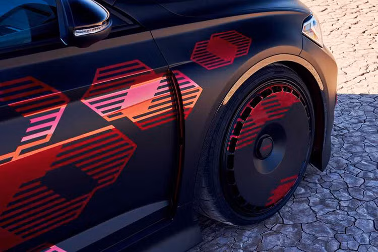 Chiếc xe đã được trang bị bộ widebody với chắn bùn thông gió rộng hơn 20 mm so với phiên bản thông thường. Vẻ ngoài của xe trở nên dữ dằn hơn nhờ phần cản trước được thiết kế lại, hốc gió lớn hơn cùng các điểm nhấn màu đỏ quen thuộc trên những chiếc Volkswagen hiệu năng cao.