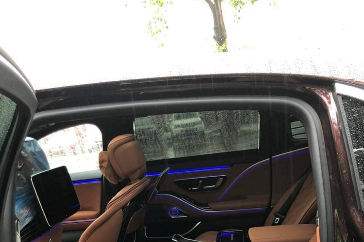 Chiếc xe siêu sang Mercedes-Maybach S680 2022 của doanh nhân đến từ Phú Thọ sẽ có giá đắt hơn xe của đại gia Quảng Ninh, lý do là xe sở hữu tùy chọn 2 màu sơn khá đắt đỏ. Mức giá bán cụ thể của xe không được tiết lộ nhưng giá xe Mercedes-Maybach S680 tại Việt Nam hiện tại dành cho xe 2 màu sơn ước tính trên 25 tỷ đồng