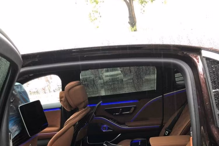 Chiếc xe siêu sang Mercedes-Maybach S680 2022 của doanh nhân đến từ Phú Thọ sẽ có giá đắt hơn xe của đại gia Quảng Ninh, lý do là xe sở hữu tùy chọn 2 màu sơn khá đắt đỏ. Mức giá bán cụ thể của xe không được tiết lộ nhưng giá xe Mercedes-Maybach S680 tại Việt Nam hiện tại dành cho xe 2 màu sơn ước tính trên 25 tỷ đồng