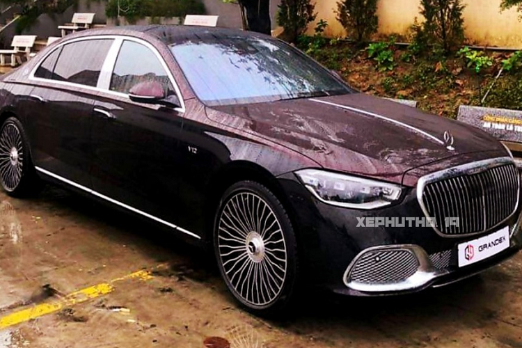 Như vậy, tính đến thời điểm hiện tại chỉ mới có 2 chiếc xe siêu sang Mercedes-Maybach S680 2022 được cư dân mạng chia sẻ ảnh đã tìm thấy chủ nhân, trong đó, chiếc gần đây nhất được đại gia Việt chốt đã về Quảng Ninh định cư, chủ nhân còn mua hẳn một dàn xe với tổng trị giá hàng trăm tỷ đồng để phục vụ bản thân, các thành viên cao cấp trong công ty cũng như hỗ trợ chi phí mua xe cho nhân viên.