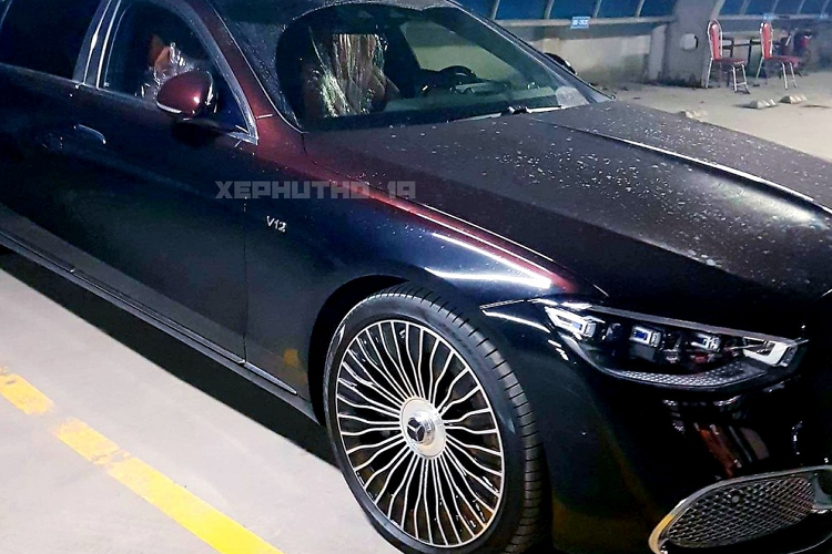 Ngoài bộ áo 2 tông màu sơn, chiếc xe siêu sang Mercedes-Maybach S680 của đại gia Phú Thọ còn có nhiều chi tiết mạ crôm, xe sở hữu la-zăng đa chấu kép rất ấn tượng, là đặc trưng của phiên bản Mercedes-Maybach S680 2022. Bên trong khoang lái của xe Mercedes-Maybach S680 2022 này có nội thất bọc da màu nâu đậm, khác với 2 xe về nước trước đó bọc da màu kem.