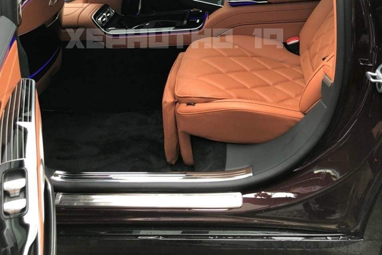 Nhìn bên ngoài màu sơn của xe Mercedes-Maybach S680 2022 mới về tỉnh Phú Thọ sẽ thấy xe có nửa thân dưới sơn màu đen và nửa thân trên là màu đỏ bầm, đây là bộ áo rất quen thuộc của dòng xe SUV siêu sang Mercedes-Maybach GLS 600 4Matic đã có trên 80 xe về dải đất hình chữ S này theo diện chỉnh hãng cũng như nhập khẩu tư nhân.