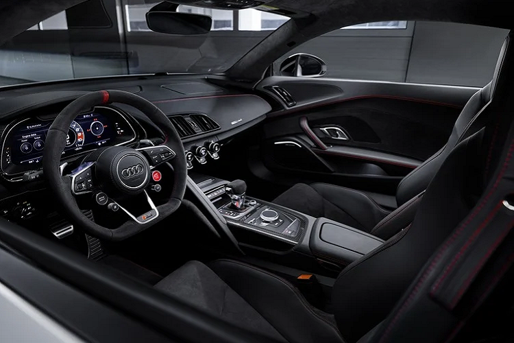 Audi R8 Coupe GT RWD vẫn có màu xám mờ Suzuka Grey tương tự như thế hệ đầu tiên, ngoài ra màu đỏ Tangorot hay xám Daytona cũng xuất hiện để khách hàng có thể lựa chọn.