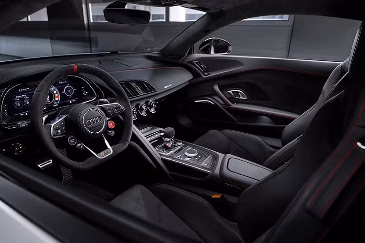 Audi R8 Coupe GT RWD vẫn có màu xám mờ Suzuka Grey tương tự như thế hệ đầu tiên, ngoài ra màu đỏ Tangorot hay xám Daytona cũng xuất hiện để khách hàng có thể lựa chọn.