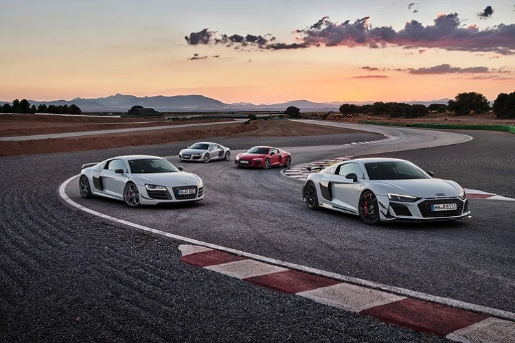 Về ngoại hình, siêu xe Audi R8 Coupe GT RWD được làm mới ở nhiều chi tiết với việc bổ sung những vây gió khí động học ở cản trước, cản sau và cả ở ốp hông, sau đuôi xe là cánh gió cỡ lớn dạng cổ thiên nga và tất cả đều làm từ sợi carbon. Sự thay đổi này giúp vẻ ngoài của xe trông hầm hố hơn nhiều so với bản tiêu chuẩn.