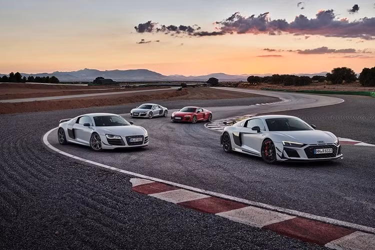 Về ngoại hình, siêu xe Audi R8 Coupe GT RWD được làm mới ở nhiều chi tiết với việc bổ sung những vây gió khí động học ở cản trước, cản sau và cả ở ốp hông, sau đuôi xe là cánh gió cỡ lớn dạng cổ thiên nga và tất cả đều làm từ sợi carbon. Sự thay đổi này giúp vẻ ngoài của xe trông hầm hố hơn nhiều so với bản tiêu chuẩn.