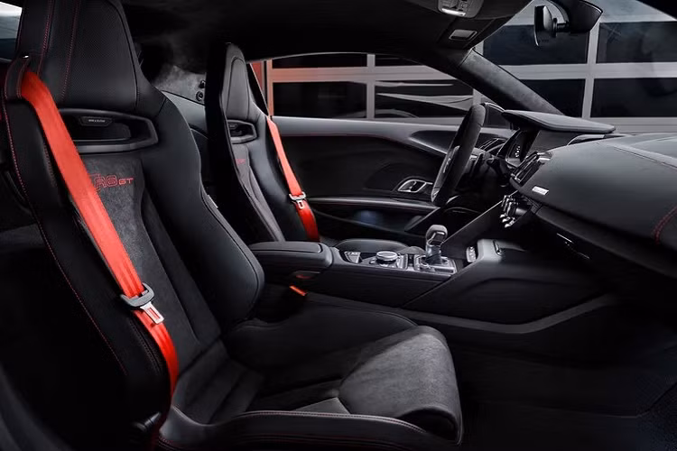 Bên trong nội thất của R8 Coupe GT RWD lại không có quá nhiều điểm mới, màn hình hiển thị là taplo Virtual Cockpit có kích thước 12.3 inch, với khả năng thay đổi giao diện. Vô lăng thể thao tích hợp nhiều nút điều khiển bao gồm cả nút điều chỉnh 7 chế độ lái khác nhau của xe và một nút để kích hoạt chế độ lái mô-men xoắn ở bánh sau dành cho đường đua.