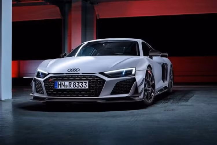 Được giới thiệu lần đầu tại triển lãm Geneva Motor Show 2015, Audi R8 thế hệ thứ 2 đến nay đã tiến đến giai đoạn cuối vòng đời và sự xuất hiện của Audi R8 Coupe GT RWD 2023 mới được xem như là điểm nhấn cuối cùng trước khi nhà sản xuất Đức công bố thế hệ xe thể thao mới.