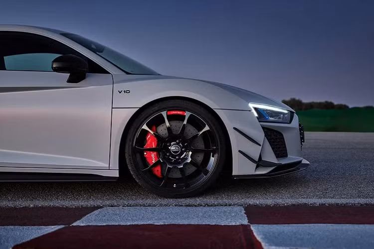 Trọng lượng của Audi R8 Coupe GT RWD chỉ dừng lại ở mức 1.570 kg, nhẹ hơn 20 kg so với phiên bản tiêu chuẩn nhờ việc sử dụng những vật liệu siêu nhẹ. Đáng nhắc đến là thanh cân bằng của xe làm từ chất liệu tổng hợp gia cường sợi carbon và hệ thống treo thiết kế lại nhằm cải thiện khả năng xử lý cũng như giúp xe giảm trọng lượng, thậm chí người mua còn có thể tùy chọn giảm chấn R8 GT thể thao hơn đi kèm với khả năng điều chỉnh mức độ nén và phục hồi.
