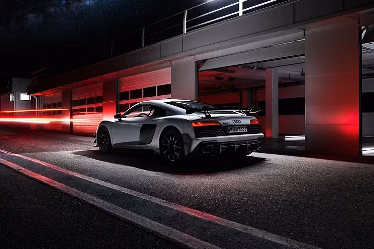 Sẽ chỉ có 333 chiếc Audi R8 Coupe GT RWD đặc biệt được sản xuất, hãng xe Đức dự kiến bàn giao đến tay khách hàng tại Bắc Mỹ và châu Âu vào đầu năm 2023 với mức giá từ 221.000 USD (khoảng 5,2 tỷ đồng).