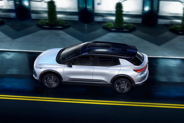 Điểm nhấn tiếp theo trong ngoại hình của Chevrolet Equinox EV 2024 nằm ở tay nắm cửa nằm chìm vào thân xe vốn khá hiếm trong phân khúc ô tô điện giá rẻ tại Mỹ. Chẳng những tạo cảm giác liền lạc và cao cấp cho xe, chi tiết này còn giúp giảm hệ số lực cản không khí.