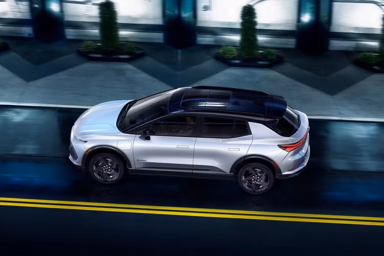 Điểm nhấn tiếp theo trong ngoại hình của Chevrolet Equinox EV 2024 nằm ở tay nắm cửa nằm chìm vào thân xe vốn khá hiếm trong phân khúc ô tô điện giá rẻ tại Mỹ. Chẳng những tạo cảm giác liền lạc và cao cấp cho xe, chi tiết này còn giúp giảm hệ số lực cản không khí.