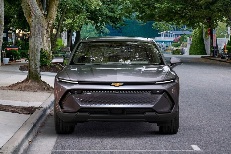 Thuộc phân khúc SUV thuần điện cỡ C, Chevrolet Equinox EV 2024 chạy điện chính là đối thủ của VinFast VF7 sẽ ra mắt trong tương lai. Điều thú vị là VinFast VF7 cũng đã được vén màn trong triển lãm CES năm nay, cùng thời điểm với Chevrolet Equinox EV 2024.