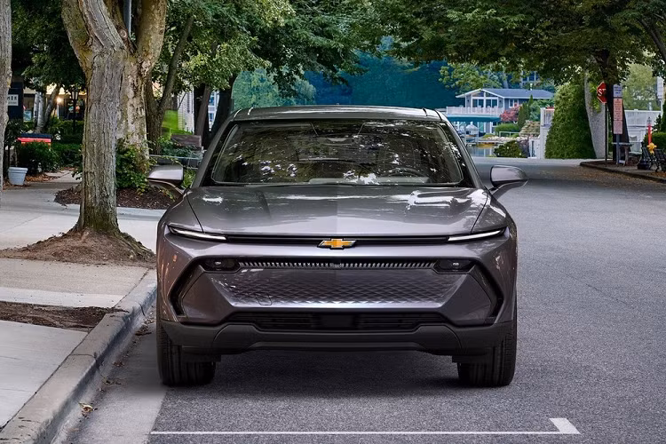 Thuộc phân khúc SUV thuần điện cỡ C, Chevrolet Equinox EV 2024 chạy điện chính là đối thủ của VinFast VF7 sẽ ra mắt trong tương lai. Điều thú vị là VinFast VF7 cũng đã được vén màn trong triển lãm CES năm nay, cùng thời điểm với Chevrolet Equinox EV 2024.