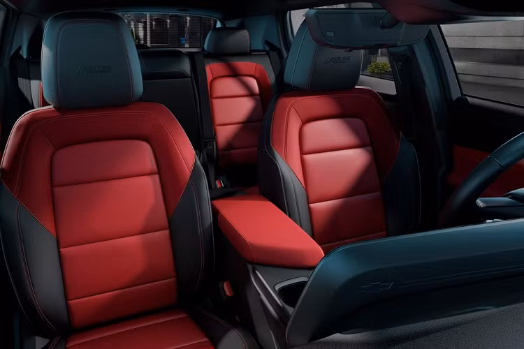 Về phạm vi di chuyển, bản Standard Range của Chevrolet Equinox EV 1LT 2024 chạy được gần 402 km sau khi sạc pin. Con số tương ứng của bản Extended Range là 483 km nếu dùng hệ dẫn động cầu trước và 451 km nếu dùng hệ dẫn động 4 bánh.