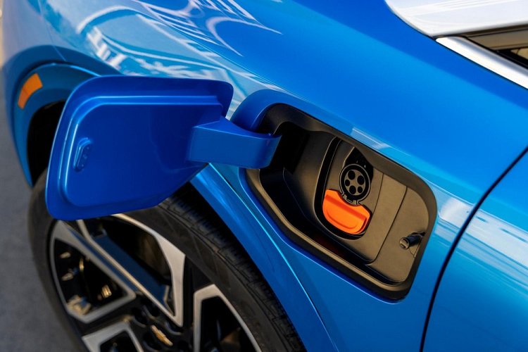 Chỉ cần chờ 10 phút, người dùng có thể chạy thêm 113 km. Đặc biệt, Chevrolet Equinox EV 2024 còn có thể cung cấp điện cho các thiết bị khác, ví dụ như loa đài hoặc đèn khi đi cắm trại ngoài trời. Điểm nhấn cuối cùng của Chevrolet Equinox EV 2024 là những công nghệ an toàn tiêu chuẩn như phanh khẩn cấp tự động, phanh tránh va chạm với người đi bộ phía trước, cảnh báo tiền va chạm, hỗ trợ giữ làn đường và cảnh báo lệch làn đường.