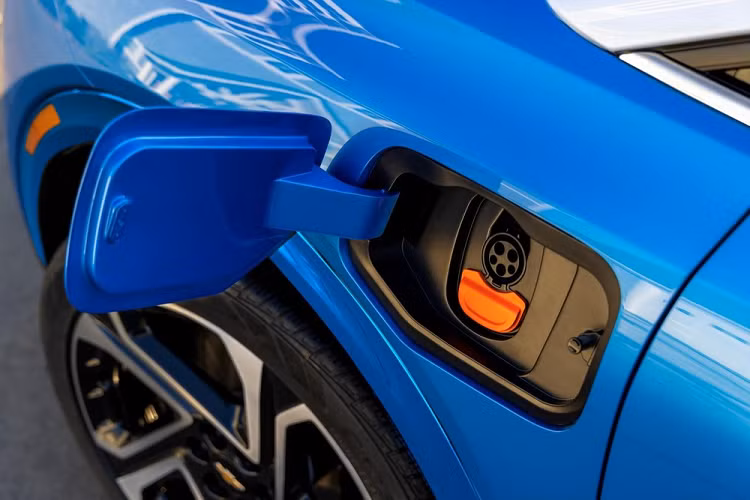 Chỉ cần chờ 10 phút, người dùng có thể chạy thêm 113 km. Đặc biệt, Chevrolet Equinox EV 2024 còn có thể cung cấp điện cho các thiết bị khác, ví dụ như loa đài hoặc đèn khi đi cắm trại ngoài trời. Điểm nhấn cuối cùng của Chevrolet Equinox EV 2024 là những công nghệ an toàn tiêu chuẩn như phanh khẩn cấp tự động, phanh tránh va chạm với người đi bộ phía trước, cảnh báo tiền va chạm, hỗ trợ giữ làn đường và cảnh báo lệch làn đường.