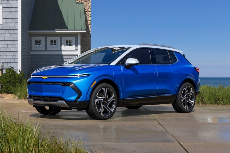 Thêm vào đó là hỗ trợ đánh lái trong điểm mù, phanh tránh va chạm với phương tiện cắt ngang khi lùi, phanh tự động khi lùi, hỗ trợ lùi chuồng, đèn pha tự động và cảnh báo còn hành khách phía sau. Trang bị an toàn của Chevrolet Equinox EV 2024 chưa dừng ở đó mà còn có thêm hệ thống kiểm soát hành trình thích ứng, màn hình hiển thị thông tin kính lái, camera lùi và camerea 360 độ HD.