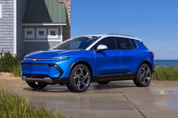 Thêm vào đó là hỗ trợ đánh lái trong điểm mù, phanh tránh va chạm với phương tiện cắt ngang khi lùi, phanh tự động khi lùi, hỗ trợ lùi chuồng, đèn pha tự động và cảnh báo còn hành khách phía sau. Trang bị an toàn của Chevrolet Equinox EV 2024 chưa dừng ở đó mà còn có thêm hệ thống kiểm soát hành trình thích ứng, màn hình hiển thị thông tin kính lái, camera lùi và camerea 360 độ HD.