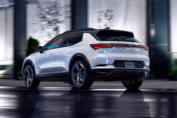 Trong khi đó, công nghệ hỗ trợ lái bán tự động Super Cruise được trang bị tùy chọn. Dự kiến, xe sẽ chính thức được bán ra tại Mỹ vào mùa thu năm sau. Hiện giá xe Chevrolet Equinox EV mới vẫn chưa được công bố. Chỉ biết rằng, mức bán ra khởi điểm dưới 30.000 USD.