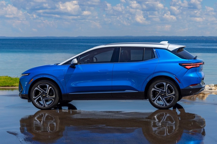 Trong khi đó, cụm đèn pha chính của xe nằm bên dưới, tích hợp vào nẹp màu đen hình chữ "U" trên cản trước. Là ôtô điện nên Chevrolet Equinox EV 2024 không có lưới tản nhiệt. Thay vào đó, xe chỉ có hốc gió trung tâm trên cản trước.