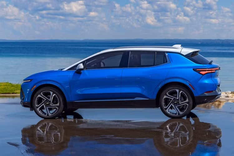 Trong khi đó, cụm đèn pha chính của xe nằm bên dưới, tích hợp vào nẹp màu đen hình chữ "U" trên cản trước. Là ôtô điện nên Chevrolet Equinox EV 2024 không có lưới tản nhiệt. Thay vào đó, xe chỉ có hốc gió trung tâm trên cản trước.