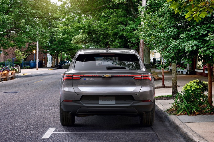 So với Chevrolet Equinox dùng động cơ đốt trong, mẫu ô tô điện này thấp hơn, dài hơn và rộng hơn. Ngoài ra, xe còn được trang bị bộ vành hợp kim 19 inch tiêu chuẩn với thiết kế đa chấu. Bản cao cấp hơn sẽ dùng vành 20 inch hoặc 21 inch.